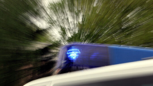 Ein Mann mit einem Messer randaliert am Dienstagabend in der Polizeiinspektion Bad Ems.