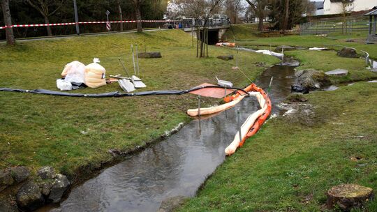 Der naturnahe Spielplatz in Kisselbach und der Simmerbach wurden nach dem Dieselaustritt an einer unterirdischen Pipeline bei Wi