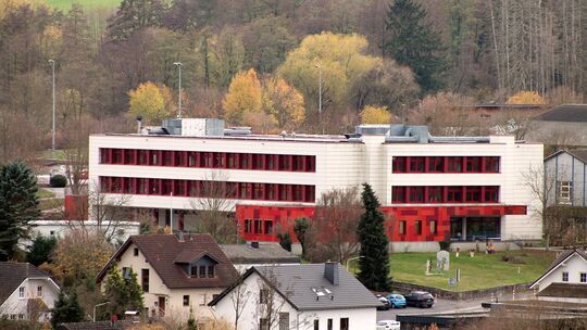 Blick auf die Brohtalschule in Niederzissen. In der Kreispolitik wird darüber diskutiert, ob die Realschule plus zu einer Integr