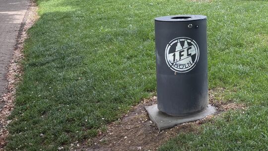 Mit viel Sorgfalt wurden etwa zwölf Mülleimer im Neuwieder Schlosspark von unbekannten Fans des 1. FC Köln besprüht. Mit viel Sorgfalt wurden etwa zwölf Mülleimer im Neuwieder Schlosspark von unbekannten Fans des 1. FC Köln besprüht.