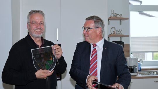 Horst Gies (rechts), Erster Beigeordneter des Kreises Ahrweiler, überreichte im Namen von Landrätin Cornelia Weigand das Glaswap