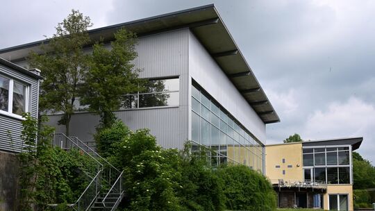 Von der Optik her strahlt auch nach 60 Jahren noch das Kastellauner Schwimmbad in der Sonne. Die technische Infrastruktur und Mä