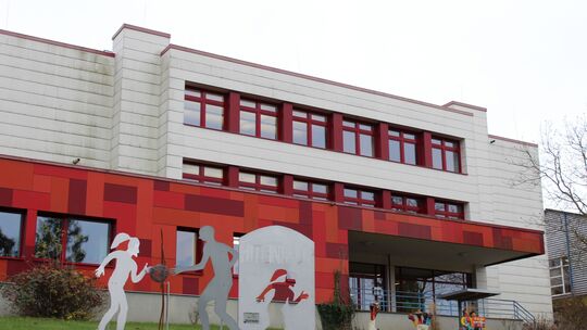 Blick auf die Brohtalschule in Niederzissen: Es herrscht Platzmangel, sodass es erneut Container als Übergangslösung sein müssen