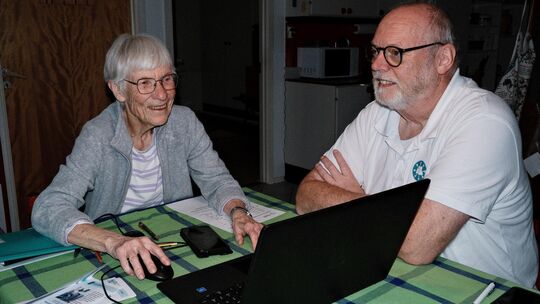 Ob Smartphone, Tablet oder Laptop: Olaf Biesenbach (rechts) hilft Seniorinnen und Senioren, Zugang zur digitalen Welt zu finden.