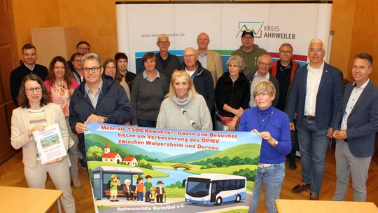 Landrätin Cornelia Weigand (vorne links) nimmt die Petition mit den 1443 Unterschriften für bessere Verkehrsverbindungen für Mar