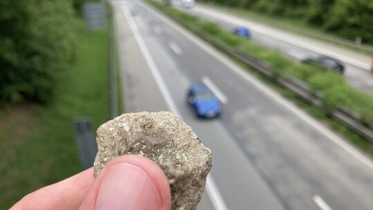 Steinwürfe von Brücken oder anderen Stellen auf viel befahrene Straßen (hier: ein Symbolbild) liefern immer wieder unschöne Schl