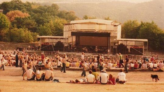 So sah die Loreleybühne nach der Fertigstellung 1976 aus. Alles für das Konzert von Genesis.