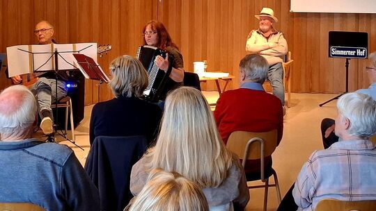 Das Publikum lauschte dem Vortrag Steffen Kauls über die "Hochstroß" und den Melodien des Akkordeonorchesters mit großem Vergnüg