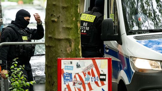 Razzia gegen Erpressungs-Kriminalität und Schusswaffen Razzia gegen Erpressungs-Kriminalität und Schusswaffen