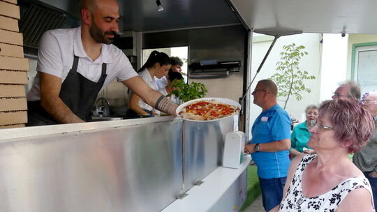 Da Mario und Paola Valentino beide berufstätig sind, ist die mobile "Pizzeria Valentino" nur freitags, 17 bis 22 Uhr, geöffnet.