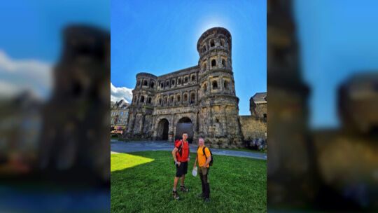 Vitalij Trojan und Sebastian Schmitt erreichten nach rund 82,7 Kilometern die Porta Nigra in Trier.