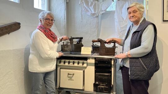 Museumsmitarbeiterinnen Isolde Krieger und Heidemarie Diehl präsentieren einige der Exponate der neuen Daueraustellung. Ziemlich