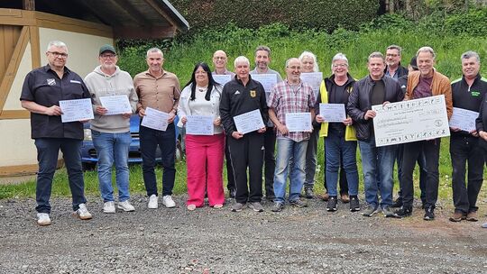 Der Vorsitzende des Stadtverbands Sport (STV) Idar-Oberstein, Lothar Lenz, überreichte gemeinsam mit Stiftungsvorstand Axel Schn