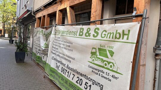 Dieser Leerstand ist ein ärgerlich dauerhafter: das Brückenhaus über dem Ellerbach in der historischen Neustadt. Das Bild ist zw