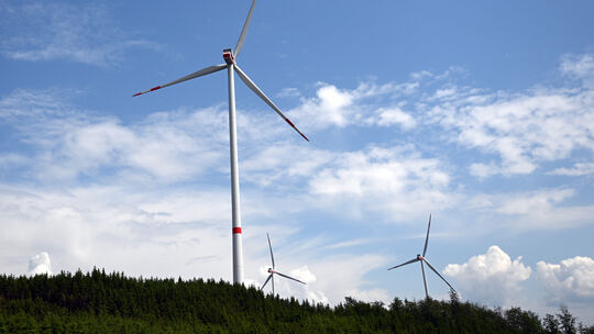 Bis zu acht Windräder sollen in den Höhenlagen von Bad Hönningen eines Tages Strom liefern. Nach der Unterzeichnung des Flächenp