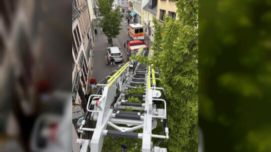 Mithilfe einer Drehleiter wurde ein Patient in der Wilhelmstraße evakuiert. Mithilfe einer Drehleiter wurde ein Patient in der Wilhelmstraße evakuiert.