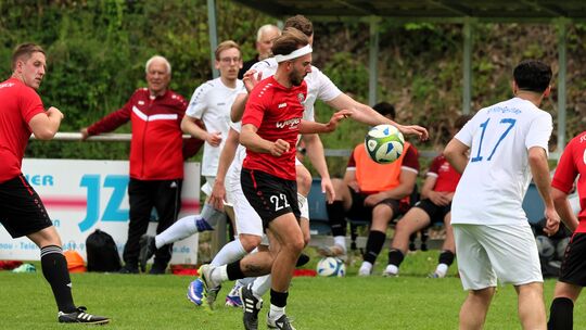 Die SG Puderbach (rote Trikots) hat sich durch den Sieg gegen die SF Höhr-Grenzhausen II die Meisterschaft in die Kreisliga B4 g