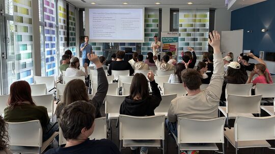 Mitmachen war angesagt: Die Schüler brachten viele Fragen mit in die Diskussionsrunde und zeigten großes Interesse.
