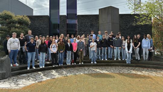 Im Außenbereich des Medienzentrums unserer Zeitung stellten sich alle Schulklassen zum Erinnerungsfoto auf: hier die Realschule