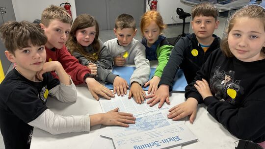 Die Viertklässler der Grundschule Kirchwald waren fasziniert von den Abläufen im Druckhaus.