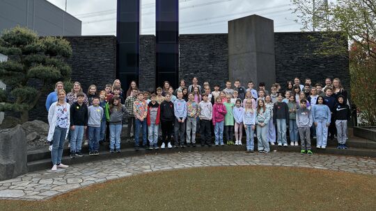 Im Außenbereich des Medienzentrums unserer Zeitung stellten sich alle Schulklassen zum Erinnerungsfoto auf: hier die Grundschule