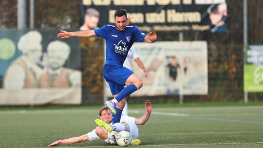 Das Hinspiel gewann die SG 99 Andernach (weiße Trikots, hier mit Daniel Herbst) mit 2:0 gegen Samet Sögünmez und seine EGC Wirge
