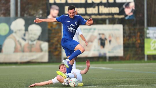 Das Hinspiel gewann die SG 99 Andernach (weiße Trikots, hier mit Daniel Herbst) mit 2:0 gegen Samet Sögünmez und seine EGC Wirge