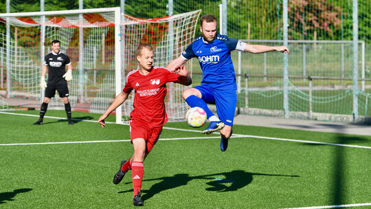 Moritz Zimmerschied (am Ball) und die Sportfreunde Höhr-Grenzhausen schlugen vergangene Woche die SG Hundsangen (im roten Trikot