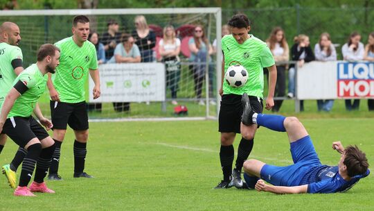 Sowohl der FC Lion's Ransbach (grüne Trikots) als auch die SG Niederbreitbach/Waldbreitbach kämpfen in der Kreisliga A2 noch um