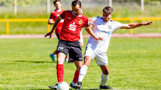 Jakov Serdarusic (links, hier beim 1:0-Sieg in Oberwesel) und der FC Urbar verloren das vorerst letzte Bezirksliga-Heimspiel: mi