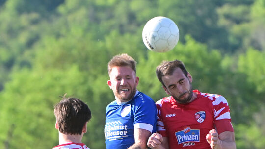Während die SG Maifeld-Elztal (rechts mit René Durben, vorn links Aaron Weidle) gegen Kottenheim im Aufstiegskampf unbedingt ein