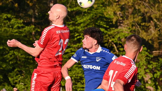 Auf ihren Top-Stürmer David Floris (in Blau) muss die SG Mudersbach/Brachbach im Heimspiel gegen den SV Ottfingen verzichten.