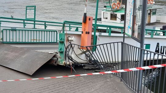 Beim Schiffsunfall am Anleger der Fähre Boppard-Filsen wurden die Brücke, der Anlieger und das Mauerwerk mit Geländer stark besc
