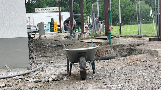 Aktuell ist das neue Vereinsheim des SC Birlenabch noch eine Baustelle, aber die Fertigstellung rückt näher.