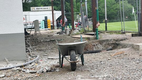 Aktuell ist das neue Vereinsheim des SC Birlenbach noch eine Baustelle, aber die Fertigstellung rückt näher.