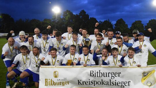 Großer Jubel unter dem Roxheimer Nachthimmel: Der TuS Waldböckelheim feiert den Gewinn des Kreispokals mit Maurice Strauß, Danie