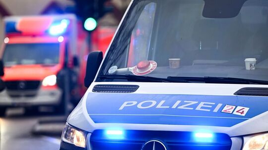 Polizei und Krankenwagen
