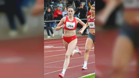 Lucie Biehl vom TuS KK startete beim Abendsportfest des TSV Pfungstadt über 800 Meter bärenstark in die Freiluft-Saison.