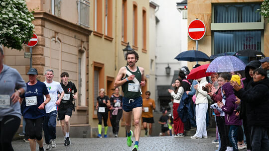 Auf der Überholspur: Andreas Keil-Forneck (Nummer 3) vom LC Euskirchen gewann den 38. Bopparder Mailauf. Für die 5000 Meter benö