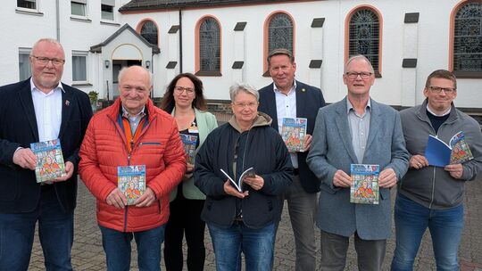 Stellten den neuen Band des Bezdorfer Geschichtsvereins vor (von links): Hans Werner Werder (Beigeordneter der Stadt Betzdorf),