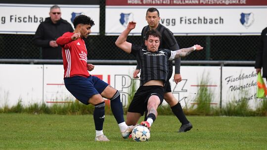 Die Spvgg Fischbach (in rot) und die SG Rhaunen/Bundenbach trennten sich in einem umkämpften Spiel 1:1 - und sorgten so dafür, d