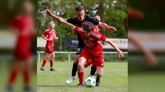 Kein Durchkommen: Jan Petrov (rotes Trikot) und der FC Schmittweiler wollen am Sonntag jeden Ball verteidigen.