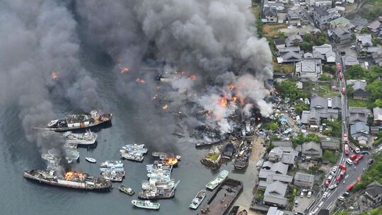 Großbrand in einer Abwrackwerft in Japan