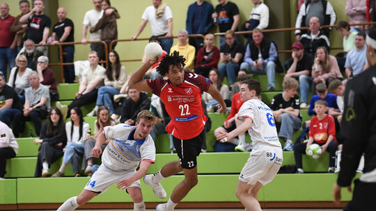 Holzheims Eigengewächs Hannes Pascal Jemixe (am Ball) hat in der am Samstag zu Ende gehenden Oberliga-Runde einen großen Leistun