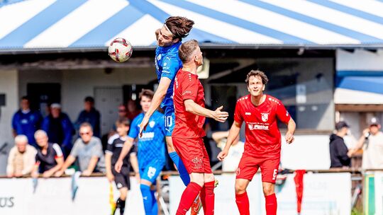 Kieran Ike (in Blau) im Kopfballduell beim jüngsten 2:0-Sieg gegen Schlusslicht Eppelborn: Bereits am Freitag um 19 Uhr gastiert