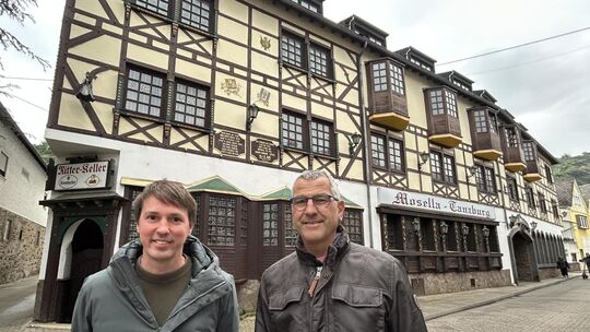 Ortsbürgermeister Martin Dötsch (rechts) und sein Erster Beigeordneter Peter Schweyen freuen sich über den Erwerb der Tanzburg.