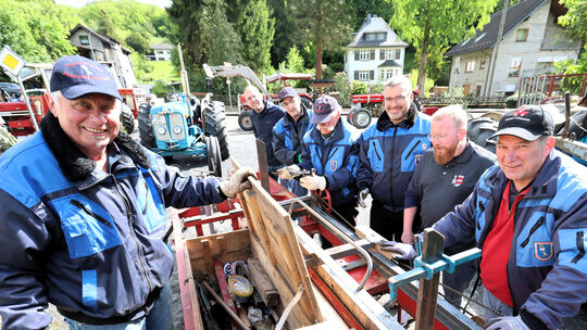 Es ist stets ein imposantes Bild, wenn die Jungs aus Höhr-Grenzhausen beim Traktortreffen in Isenburg ihre riesige antike Holzsä