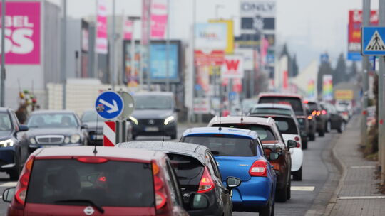 Die Industriestraße im Gewerbepark Mülheim-Kärlich muss im Jahr 2027 saniert werden.