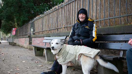 Chris Dreher zusammen mit seinem Hund an den Rheinanlagen in Koblenz