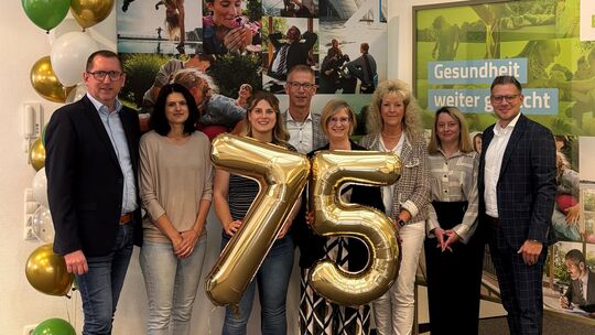 Freuen sich über das 75-jährige Bestehen der Barmer-Filiale in Mayen
(von links): Tobias Stock, Jasmin Stock, Elisa Biesold, Rol Freuen sich über das 75-jährige Bestehen der Barmer-Filiale in Mayen
(von links): Tobias Stock, Jasmin Stock, Elisa Biesold, Rol